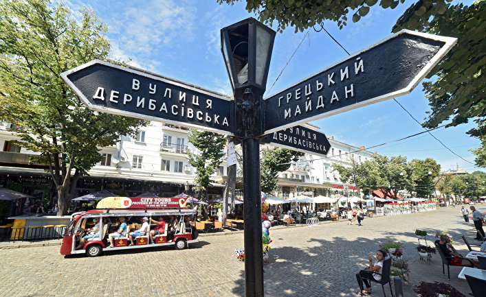 Уличный указатель на Дерибасовской улице в Одессе