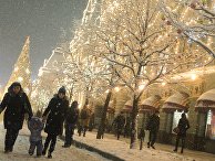 Жители гуляют на Красной площади у здания ГУМа Жители гуляют на Красной площади у здания ГУМа