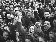 Москвичи на Красной площади утром 9 мая 1945 года
