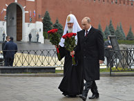 Владимир Путин и патриарх Кирилл возлагают цветы к памятнику Кузьме Минину и Дмитрию Пожарскому на Красной площади Владимир Путин и патриарх Кирилл возлагают цветы к памятнику Кузьме Минину и Дмитрию Пожарскому на Красной площади