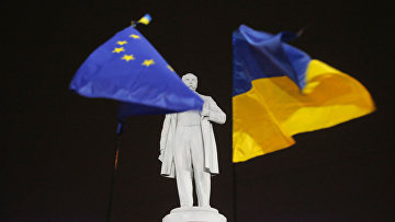 Флаги Евросоюза и Украины на фоне памятника Тарасу Шевченко во время протестов в Киеве
