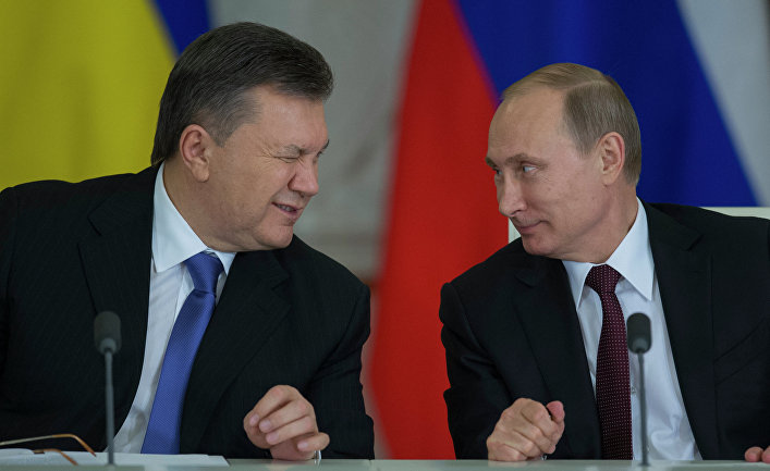 Президент России Владимир Путин (справа) и президент Украины Виктор Янукович