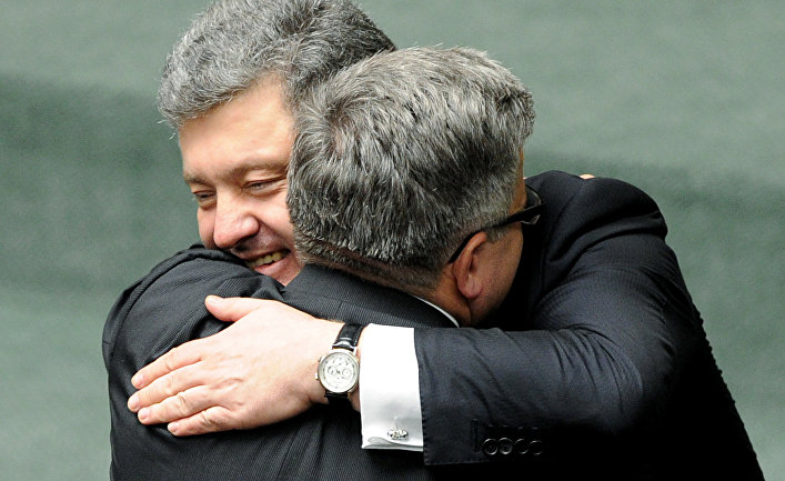 Президент Украины Петр Порошенко обнимает президента Польша Бронислава Коморовского во время визита в Варшаву