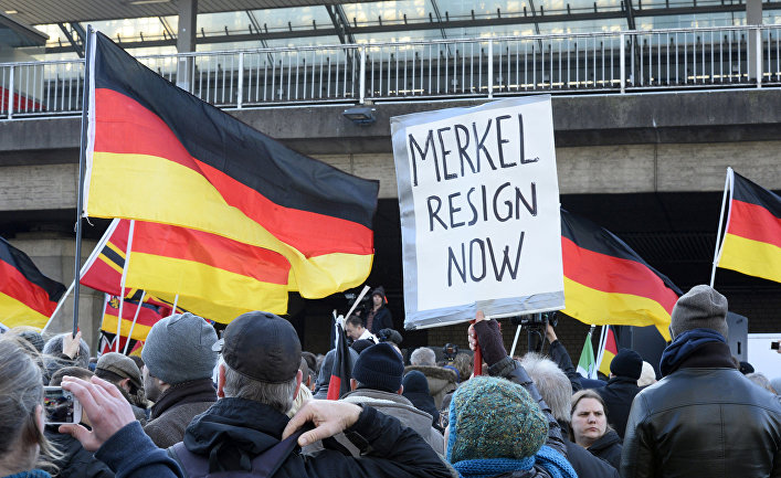 Сторонники движения PEGIDA на демонстрации у железнодорожного вокзала в Кельне