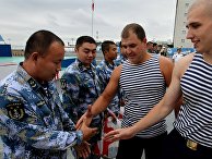 Китайские и российские моряки обмениваются рукопожатиями Китайские и российские моряки обмениваются рукопожатиями