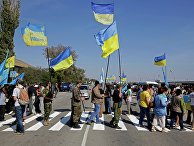 Активисты заблокировали автотрассу у поселка Чонгар на границе Украины и Крыма Активисты заблокировали автотрассу у поселка Чонгар на границе Украины и Крыма