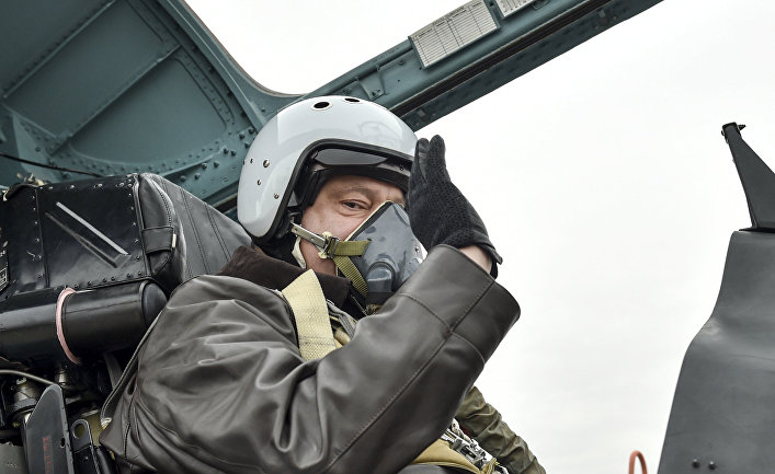 Президент Украины Петр Порошенко в кабине самолета Су-27