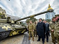Министр обороны Украины Степан Полторак и президент Украины Петр Порошенко на выставке военной техники, приуроченной ко Дню защитника Украины Министр обороны Украины Степан Полторак и президент Украины Петр Порошенко на выставке военной техники, приуроченной ко Дню защитника Украины