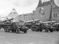 Подразделение зенитных ракет на параде на Красной площади 7 ноября Подразделение зенитных ракет на параде на Красной площади 7 ноября