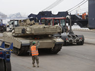 Американский танк Abrams в рижском порту Американский танк Abrams в рижском порту