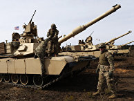 Американские военные на танке M1A2 Abrams во время учений в Пабраде, Литва Американские военные на танке M1A2 Abrams во время учений в Пабраде, Литва