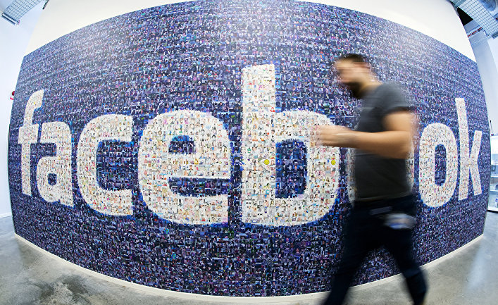 Логотип социальной сети Facebook, собранный из аватарок пользователей