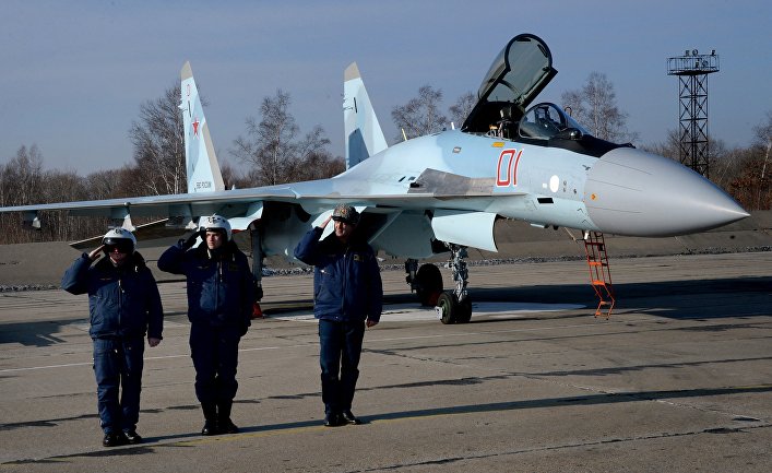 Военные летчики на фоне истребителя Су-35С в истребительном авиационном полку на аэродроме "Центральная Угловая" в Приморском крае