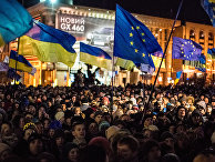 Участники акции против решения правительства Украины о приостановлении процесса интеграции Украины и Евросоюза на площади Независимости в Киеве Участники акции против решения правительства Украины о приостановлении процесса интеграции Украины и Евросоюза на площади Независимости в Киеве
