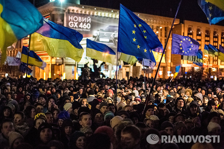 Участники акции против решения правительства Украины о приостановлении процесса интеграции Украины и Евросоюза на площади Независимости в Киеве
