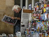 Житель Тбилиси читает газету Житель Тбилиси читает газету