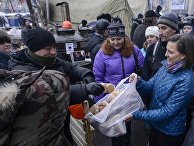 Виктория Нуланд раздает печенье протестующим на Майдане Виктория Нуланд раздает печенье протестующим на Майдане