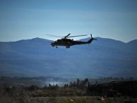 Вертолет Ми-24 Воздушно-космических сил РФ совершает облет территории авиабазы "Хмеймим" в Сирии Вертолет Ми-24 Воздушно-космических сил РФ совершает облет территории авиабазы "Хмеймим" в Сирии