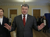 Президент Украины Петр Порошенко общается с прессой во время проведения местных выборов в Украине Президент Украины Петр Порошенко общается с прессой во время проведения местных выборов в Украине