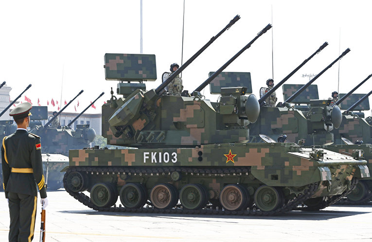 Солдаты Народно-освободительной армии Китая во время парада на площади Тяньаньмэнь в Пекине