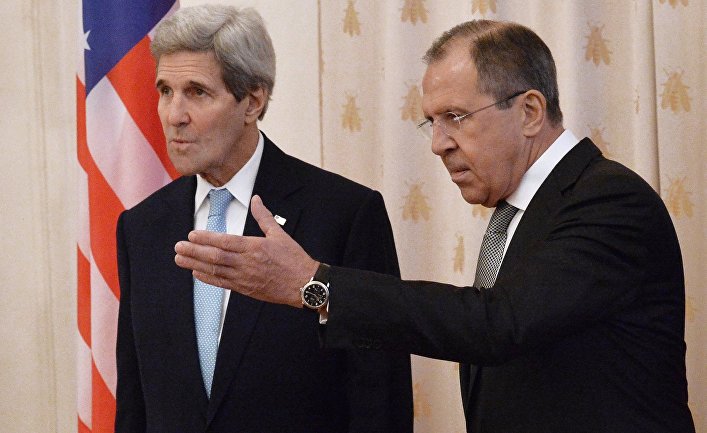 Министр иностранных дел РФ Сергей Лавров (справа) и государственный секретарь США Джон Керри во время встречи в Москве