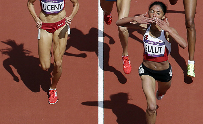 Турецкая спортсменка Гамзе Булут после победы в забеге на 1500 метров во время Олимпийских игр 2012 года в Лондоне Турецкая спортсменка Гамзе Булут после победы в забеге на 1500 метров во время Олимпийских игр 2012 года в Лондоне