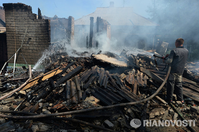 Разрушенные частные дома в результате артиллерийского обстрела Горловки