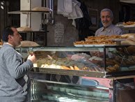 Торговля выпечкой на одной из улиц Дамаска Торговля выпечкой на одной из улиц Дамаска