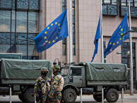 Военнослужащие обеспечивают безопасность штаб-квартиры Европейской комиссии в Брюсселе Военнослужащие обеспечивают безопасность штаб-квартиры Европейской комиссии в Брюсселе