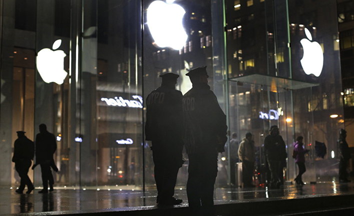 Полицейские возле магазина Apple store во время демонстрации против сотрудничества компании Apple и ФБР в Нью-Йорке, США