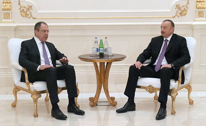 Министр иностранных дел РФ Сергей Лавров и президент Азербайджана Ильхам Алиев во время встречи в Баку
