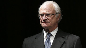 Король Швеции Карл XVI Густав в саду Пале-Рояль в Париже