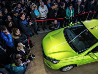 Посетители во время старта продаж автомобиля Lada Vesta в Москве. Посетители во время старта продаж автомобиля Lada Vesta в Москве.