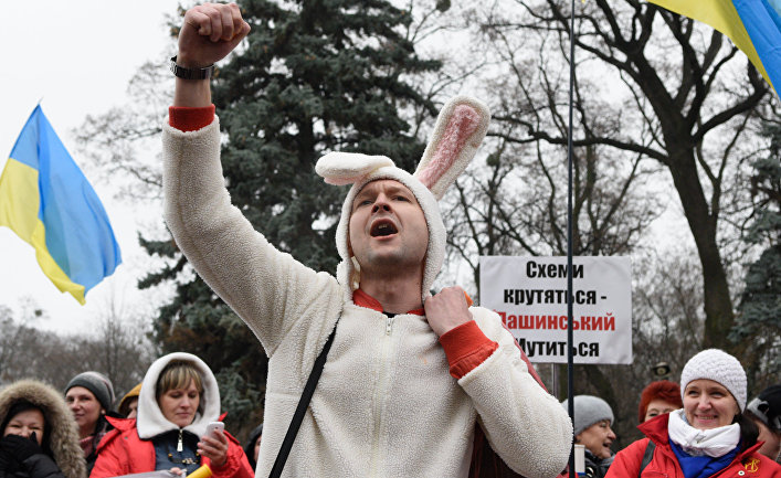Участник акции протеста с требованием отставки правительства Украины перед зданием Верховной Рады в Киеве