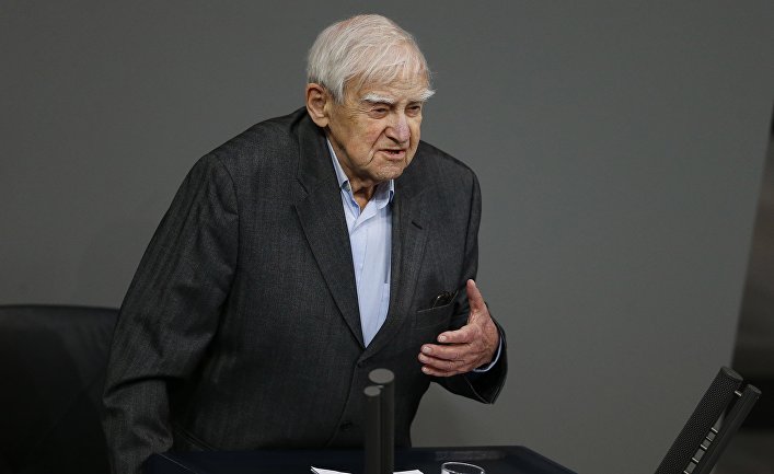 Писатель Даниил Гранин читает в Бундестаге речь, посвященную блокаде Ленинграда