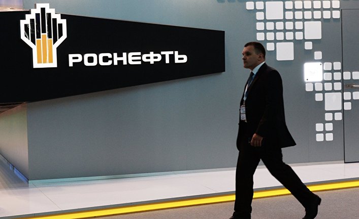 Посетитель проходит у павильона компании «Роснефть» на XIX Петербургском международном экономическом форуме.
