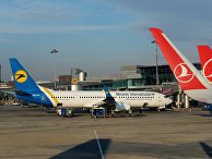 Самолет Boeing 737-900EA авиакомпании Ukraine Unternational в Международном аэропорту имени Ататюрка в Стамбуле Самолет Boeing 737-900EA авиакомпании Ukraine Unternational в Международном аэропорту имени Ататюрка в Стамбуле