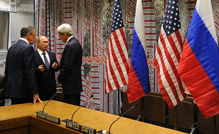 Президент России Владимир Путин, министр иностранных дел РФ Сергей Лавров и госсекретарь США Джон Керри беседуют после встречи с президентом США Бараком Обамой в рамках 70-й сессии Генеральной Ассамблеи ООН в Нью-Йорке