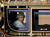 Королева Елизавета II покидает Букингмеский дворец перед поездкой на Церемонию открытия парламента в Палате лордов Королева Елизавета II покидает Букингмеский дворец перед поездкой на Церемонию открытия парламента в Палате лордов