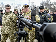 Петр Порошенко осматривает созданное на Украине оружие на военной базе под Киевом Петр Порошенко осматривает созданное на Украине оружие на военной базе под Киевом