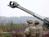 Военнослужащие блока НАТО возле гаубицы М-777 на военных учениях Operation Summer Shield на полигоне Адажи в Латвии