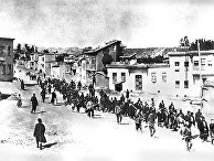 Колонна армян движется под вооруженной охраной. Апрель 1915 года Колонна армян движется под вооруженной охраной. Апрель 1915 года