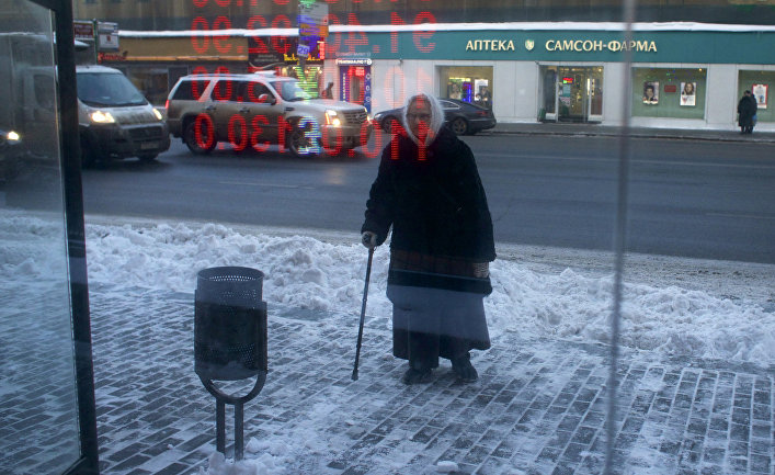Пожилая женщина на автобусной остановке в Москве