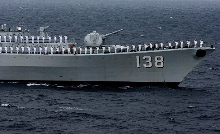Эсминец «Тайчжоу» ВМС НОАК КНР во время военно-морского парада в заливе Петра Великого
