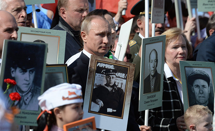 Владимир Путин во время акции «Бессмертный полк»