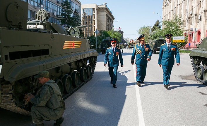 Военнослужащие и военная техника перед парадом в Волгограде