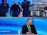 Президент России Владимир Путин отвечает на вопросы россиян в студии Гостиного двора во время ежегодной специальной программы "Прямая линия с Владимиром Путиным Президент России Владимир Путин отвечает на вопросы россиян в студии Гостиного двора во время ежегодной специальной программы "Прямая линия с Владимиром Путиным