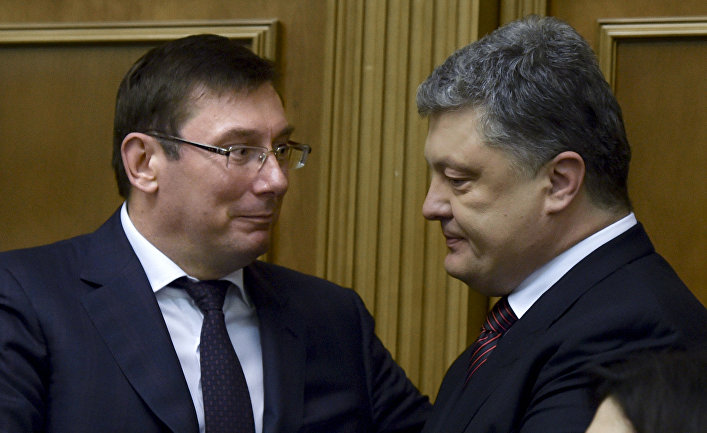 Бывший министр внутренних дел, глава фракции БПП Юрий Луценко (слева), назначенный новым генеральным прокурором Украины, и президент Украина Петр Порошенко на заседании Верховной рады Украины
