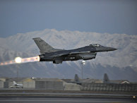 Истребитель F-16 Fighting Falcon взлетает с аэродрома американской военной базы в Баграме Истребитель F-16 Fighting Falcon взлетает с аэродрома американской военной базы в Баграме