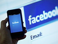 Экран телефона с приложением Facebook Экран телефона с приложением Facebook